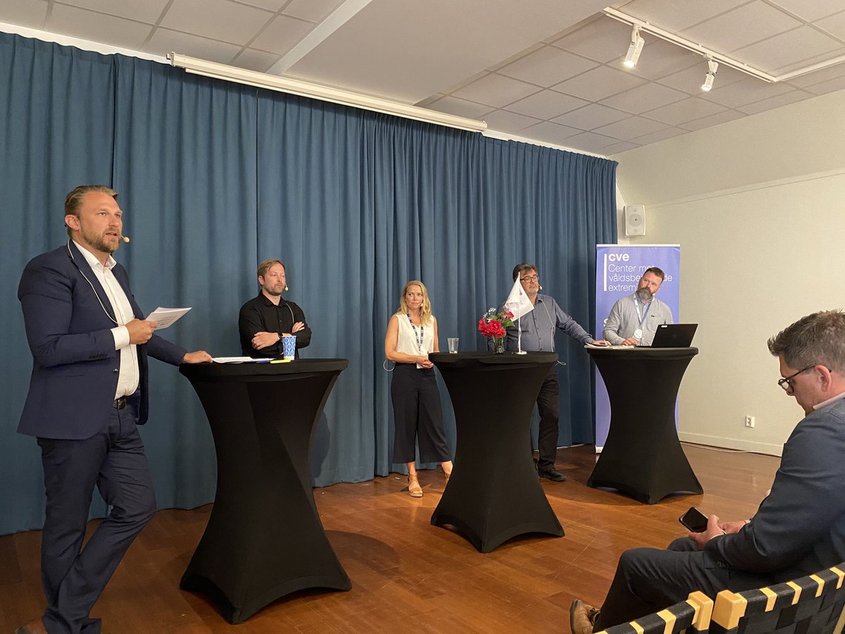 britstakston's tweet image. Spännande höra hur @CVE_se arbetar med det förebyggande arbetet gällande våldsbejakande extremism med behovsanpassad fortbildning, webbinarier mm som bla tar upp förståelse för miljöer, radikaliseringsvägar. #almedalen2022