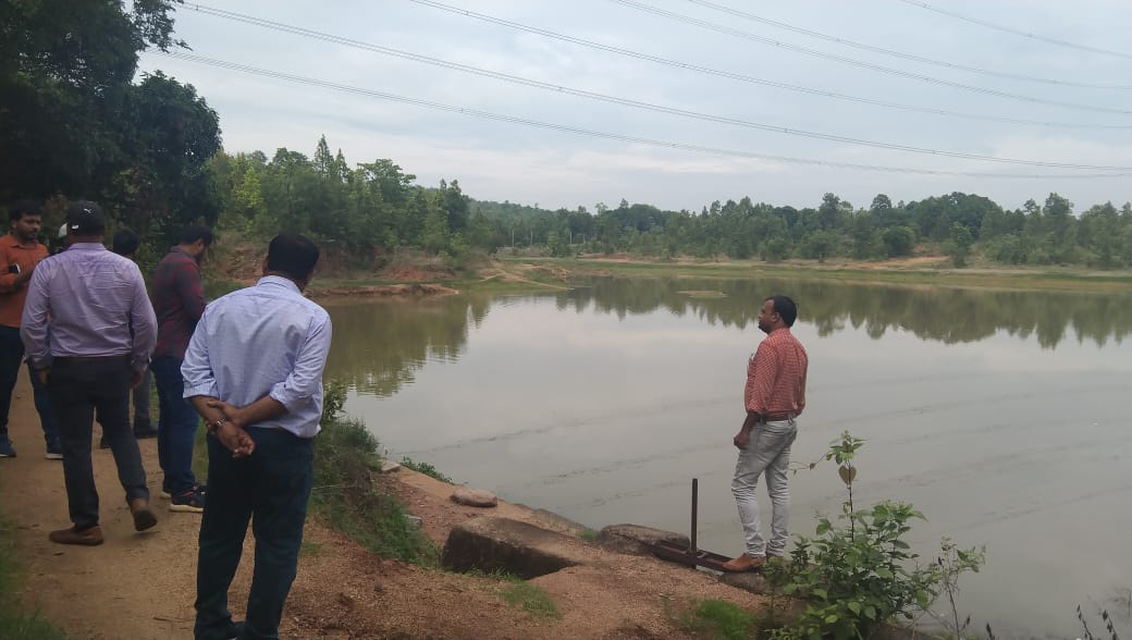 GcfOdisha's tweet photo. Visit of GCF Evaluation team to Phuljharan Panchayati Raj tank (Nuamahulpani) under GCF in Jujumura Block, Dist: Sambalpur in presence of SDOs &amp; AEs MI Division Sambalpur on 05.07.2022. Team also interacted with villagers of tanks.
@MI_DOWR_Odisha @OdishaWater @PRDeptOdisha https://t.co/499VL3M1SG