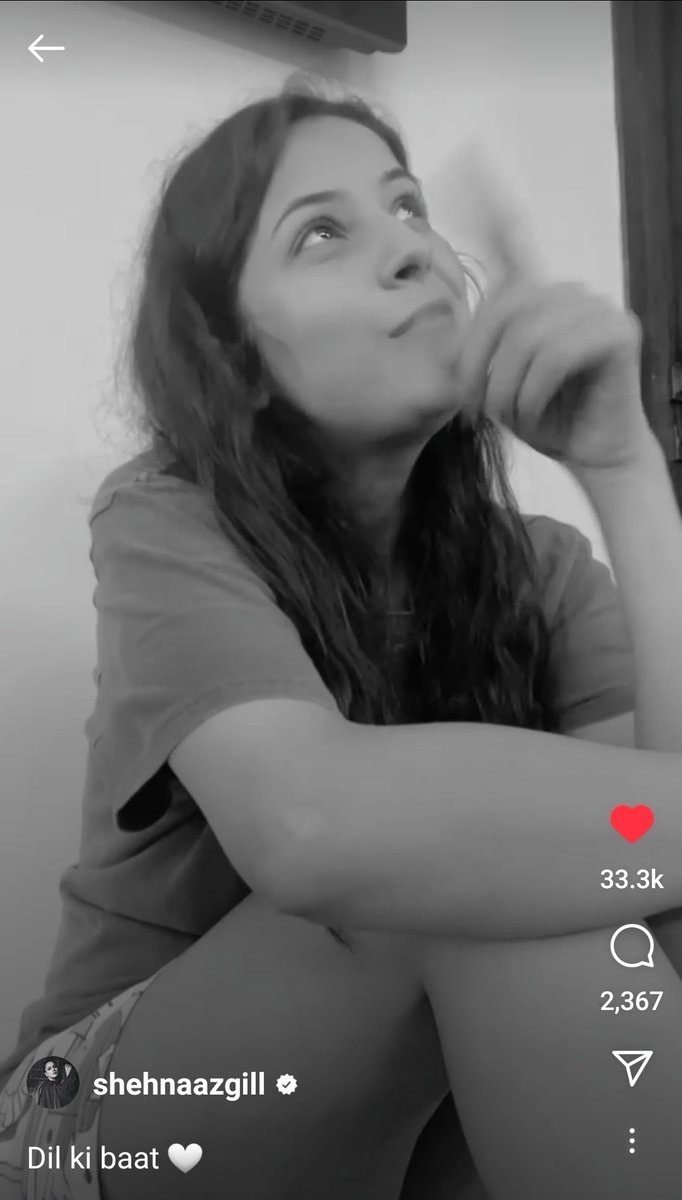 navion1990's tweet photo. " Tu Aata Hai Seene Mein
Jab Jab Saansein Bharti Hoon
Tere Dil Ki Galiyon Se
Main Har Roz Guzarti Hoon

Hawa Ke Jaise Chalta Hai Tu
Main Reth Jaisi Udti Hoon
Kaun Tujhe Yoon Pyaar Karega
Jaise Main Karti Hoon "

Shehnaaz pointed to Sid  Nobody can love you more than me #SidNaaz https://t.co/0W73NM7Cro