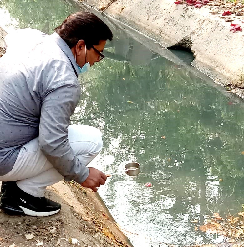 tweetndmc's tweet photo. #Prevention of Mosquito breeding.
The New Delhi Municipal Council drive for Anti-Larva Activities at Bharti Nagar, Golf link, S.W.D. Drain Mathura Road, Kushak Nallah, Rose Garden etc. at New Delhi Area.
#WorkForSafety
#SwachhSurvekshan2022 https://t.co/aNWaIeGhq3