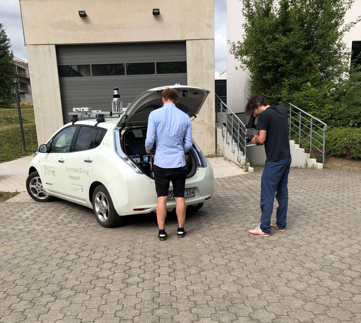 rst_tu's tweet photo. Für einen Image-Clip wurden heute vom Filmemacher Johannes Klais im Institut für Roboterforschung Filmaufnahmen verschiedener #Experimentalsysteme gemacht.
#IRF #Robotics #AutomatedDriving https://t.co/TYw4GF2M80