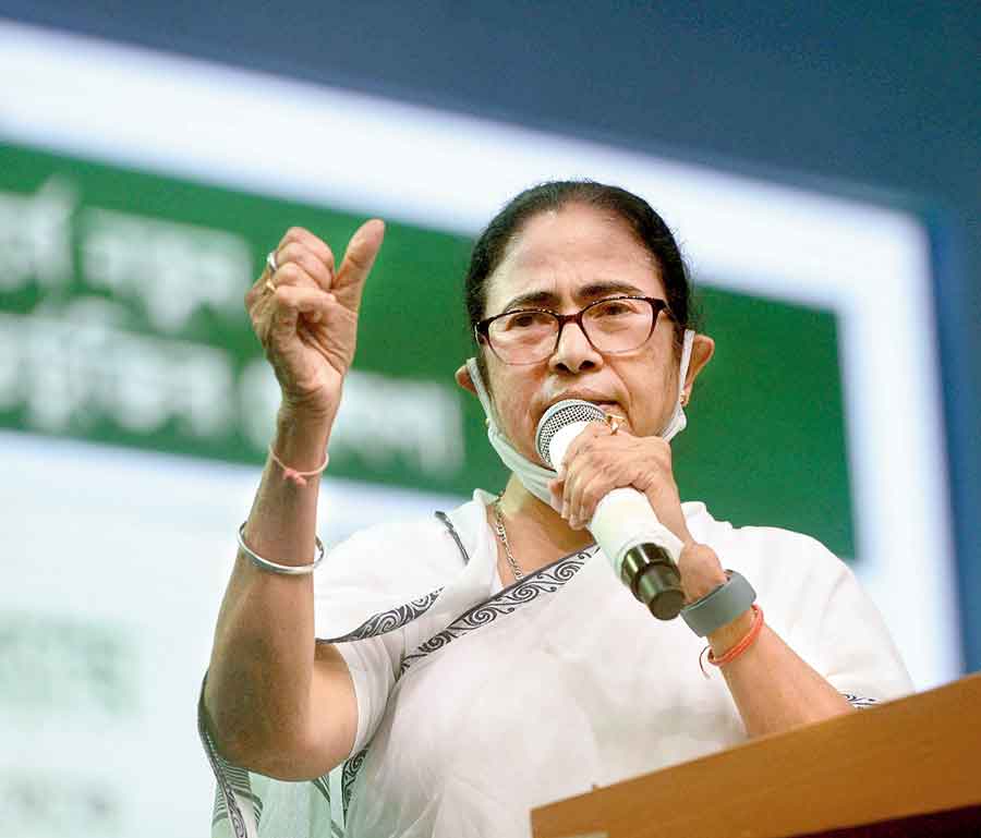feedmileapp's tweet photo. After Breach in Security, a High level meeting held at Nabanna conducted,ban on usage of mobile phone the security personnel & also CM Mamta Banarjee's security was replaced.
#feedmile #MamataBanerjee #Westbengal #SecurityBreach #Nabanna #HighLevelMeet #Meeting https://t.co/c65v8XWudW