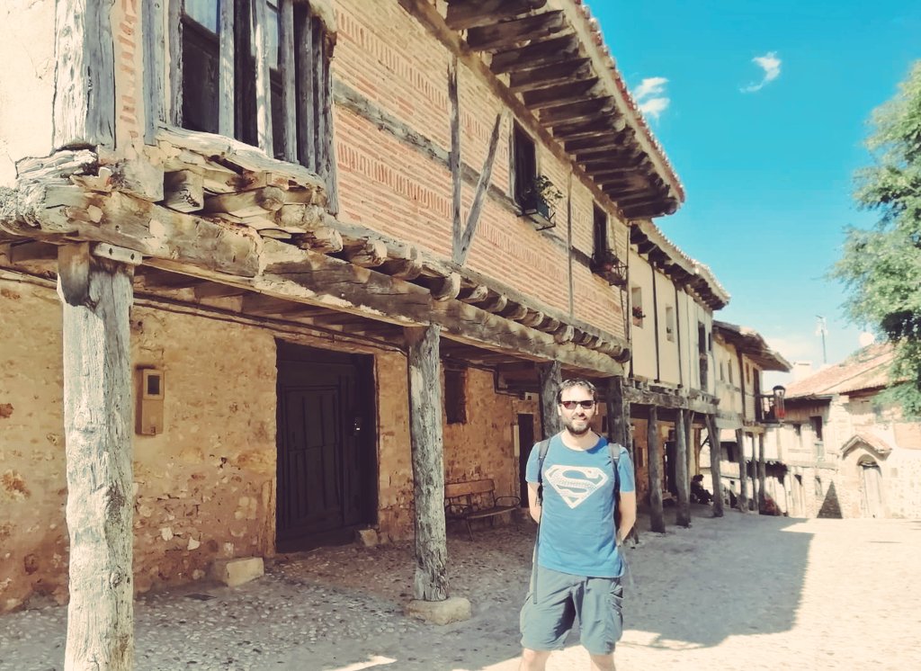 RicardoDoming's tweet photo. En #Calatañazor, "donde Almanzor perdió el tambor". Y donde se ambientó León para El Cid (Amazon Prime Video). Frente a casas típicas pinariegas | Di fronte alle case dove hanno girato il Cid (Amazon Prime) | In the village where they have shot The Cid (Amazon Prime) https://t.co/eE53TysTYp