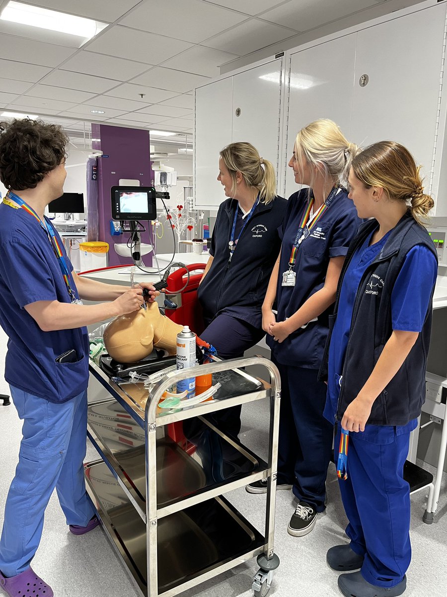 Tea Trolley teaching has made a return ✨ Airway management and intubation with the glide scope. 

@OxCritCare @lydiaseatonreid @clare_morris86 @OUHospitals @OUH_Jobs @ClaireMacJR @VenesTrevor @SafetySamFoster