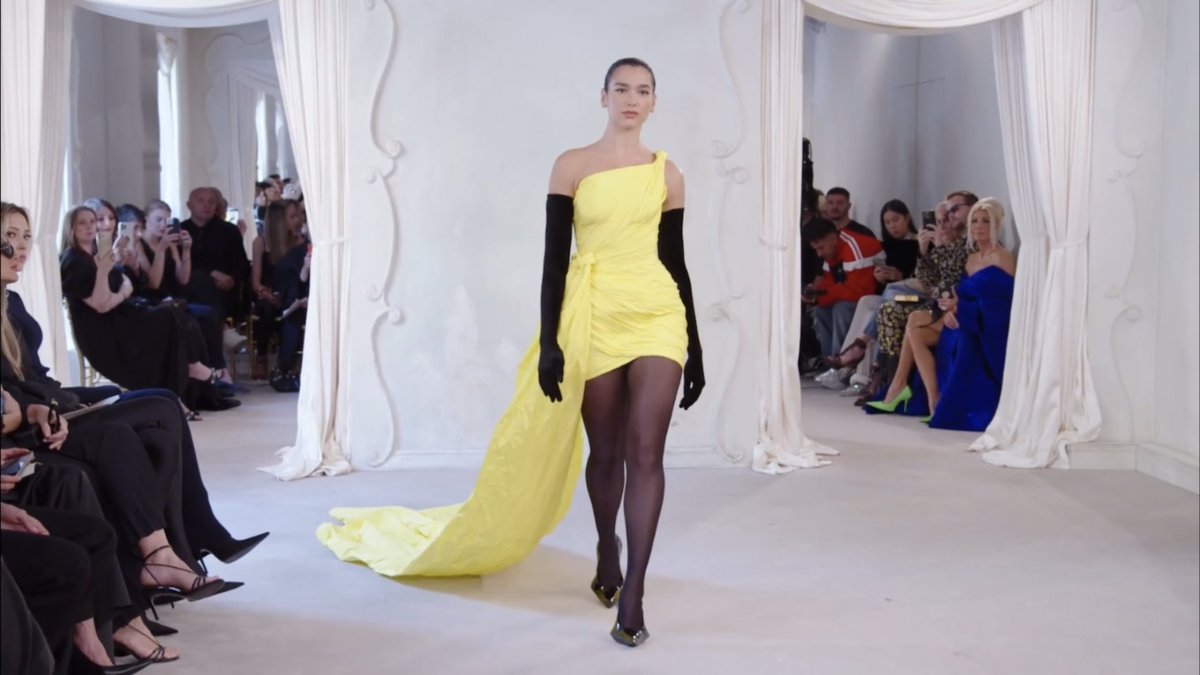 dlipahungary's tweet photo. 📸 | Stills of @DUALIPA walking at the 2022 @BALENCIAGA Haute Couture Show in Paris today! https://t.co/tAeNfBPpFP