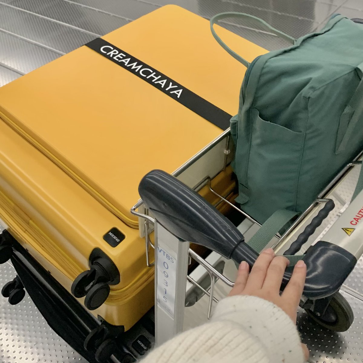 chubbycreme's tweet image. ตอนที่ลงรูปว่าจะบินมีแต่คนขอพิกัดกระเป๋า แต่เรายังไม่ได้ตอบ เพราะอยากรอให้ถึงเมกาก่อน จะได้รู้ว่ากระเป๋าดีจริงไหมจะแตกจะพังรึป่าว เพราะนี่ต้องบิน3ไฟท์ติดๆ แต่ตอนนี้พร้อมแล้ว อยากบอกว่ากระเป๋าสู้ชีวิตมากไม่ต่างจากเจ้าของเลยค่า555555 แบกของมาใบละเกือบ24kg. แต่น้องแข็งแรงมากกกกก! 🥶