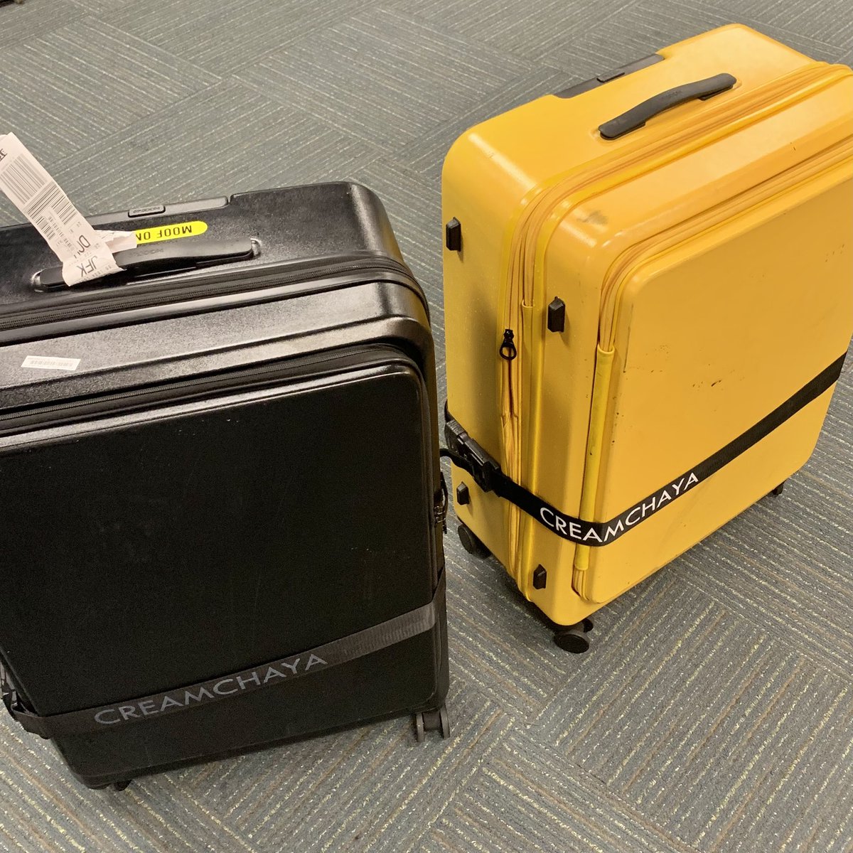 chubbycreme's tweet image. อันนี้เป็นกระเป๋าเดินทางของแบรนด์ Moof49 นะคะ นี่ใช้ของแบรนด์นี้มาหลายปีมากๆ ทนสุดอะไรสุด รุ่นนี้วัสดุเป็น PC100% ยืดหยุ่นสูงมากกกก แบบฟีลยวบๆแต่แข็งแร็ง ไม่แตกง่าย (วัสดุเดียวกับแบรนด์ในห้างที่ราคา 8-9พัน++เลย) และนี่คือสภาพหลังจากผ่านไป 38ชม. ผ่านมา3ไฟท์ น้องเก่งมากกกก