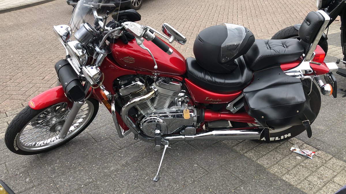 Paulus_Paulala's tweet photo. Even een rondje #toeren. Veluwe-bewoners houdt uw kinderen binnen! Bestemming: #Hoevelaken #bikergirl #Intuder https://t.co/LVNmsTCrYN