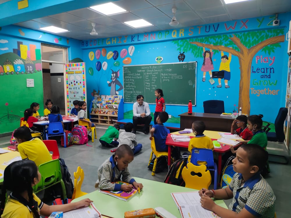 soekalkaji's tweet photo. This is how the Principal of our school,  @soekalkaji, @shariqm1 observed the #happiness Story Sharing session of our little ones.

#happinessclasses

@HappinessDelhi @msisodia @gupta_iitdelhi @Dir_Education @shariqm1 @ChanchalS29 https://t.co/GDVKaXYoIi
