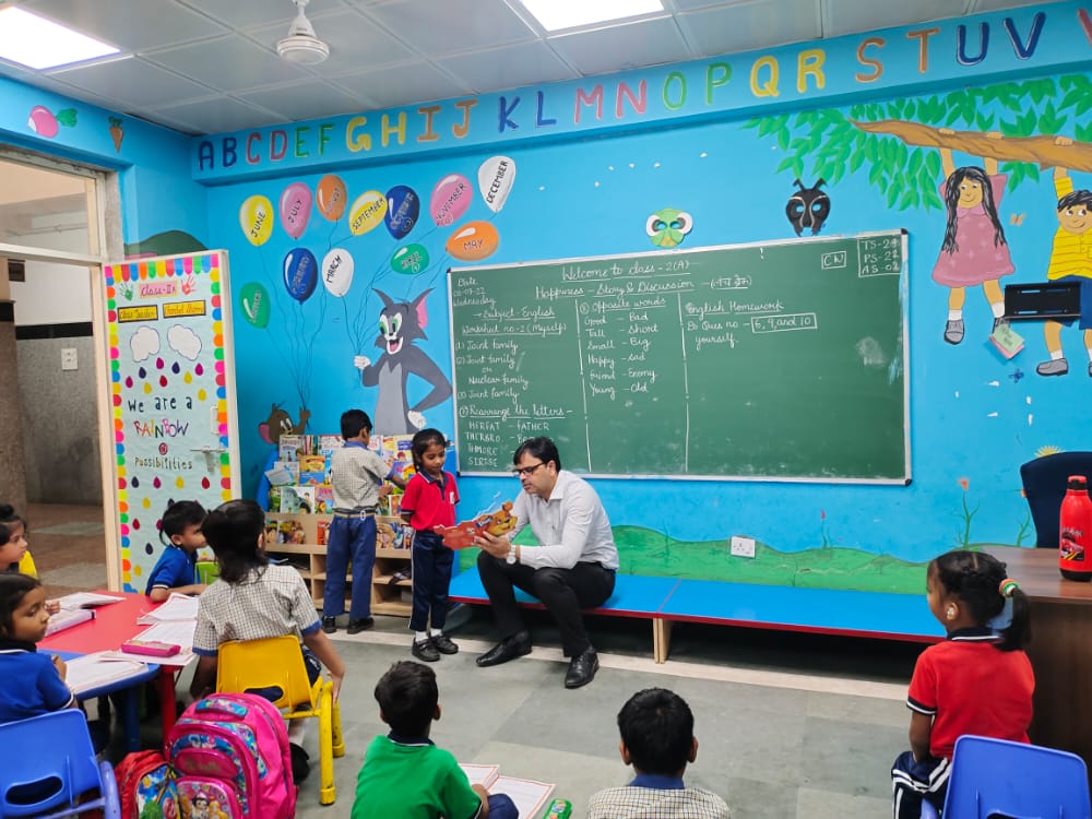 soekalkaji's tweet photo. This is how the Principal of our school,  @soekalkaji, @shariqm1 observed the #happiness Story Sharing session of our little ones.

#happinessclasses

@HappinessDelhi @msisodia @gupta_iitdelhi @Dir_Education @shariqm1 @ChanchalS29 https://t.co/GDVKaXYoIi