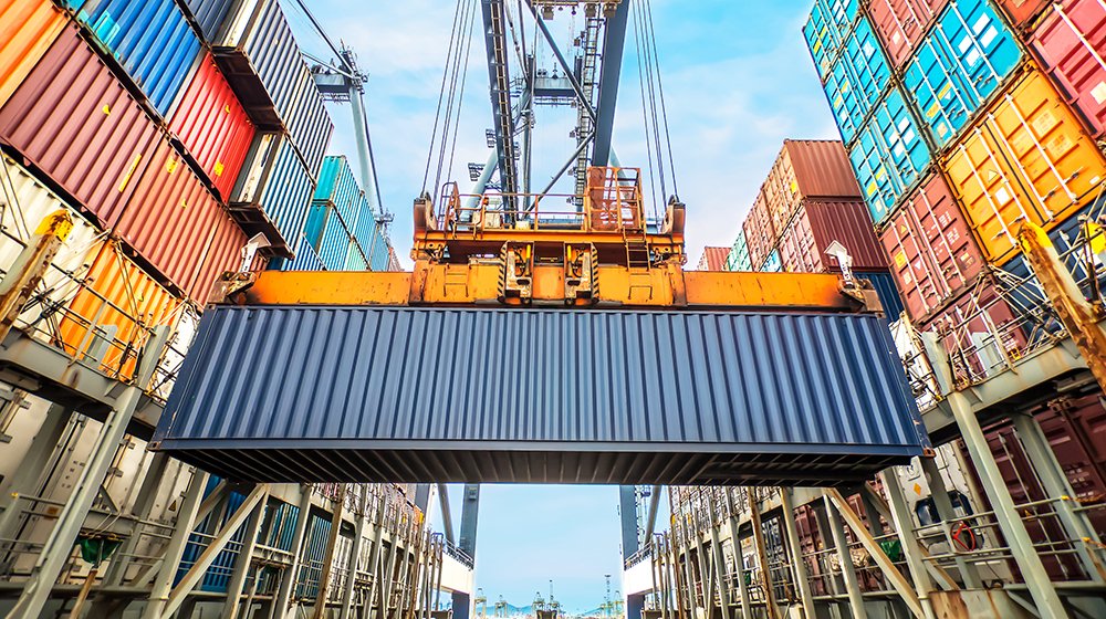 OVGUpresse's tweet photo. Digital vernetzte #Kransysteme sind entscheidend für globale Materialflüsse und weltweite Liefernetzwerke. Internationaler Expertenaustausch zum Thema Kran 4.0 am 11./12.07. an der @OVGUpresse. #smartfactory https://t.co/NFJ09CD4YQ https://t.co/NjnREBIK7R