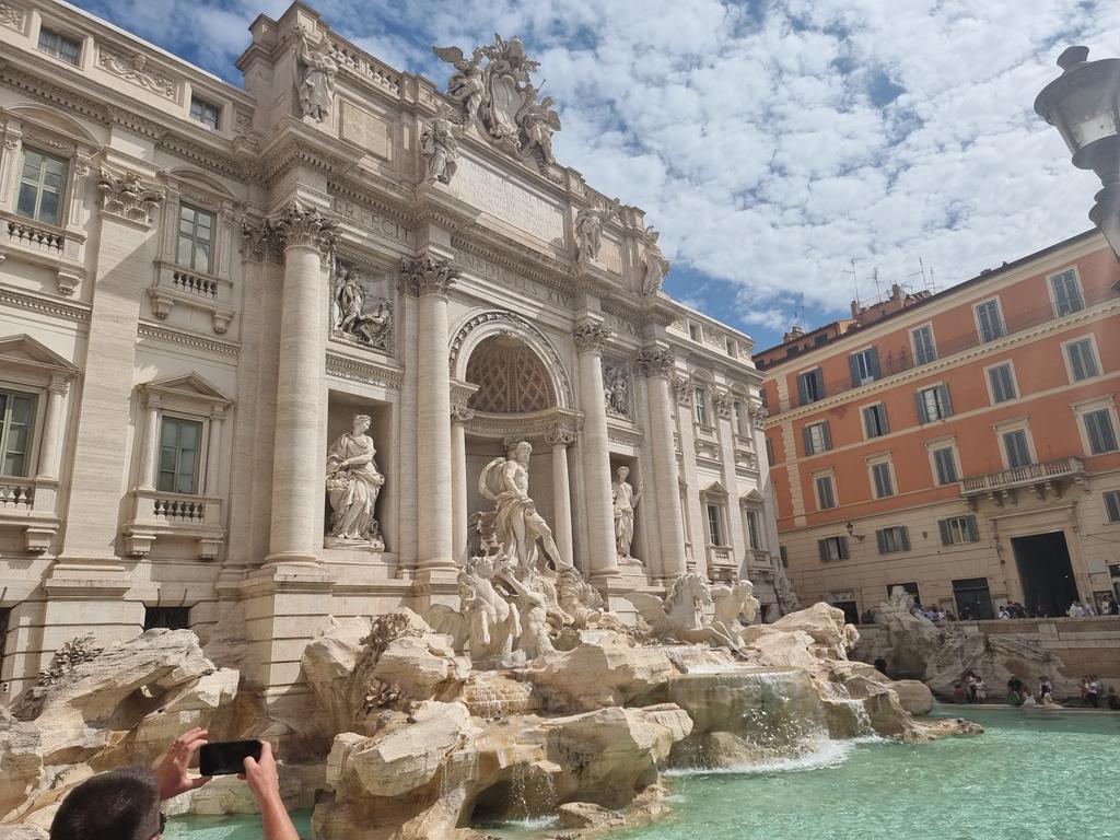 TheHowardTHAT's tweet photo. It was too busy and impossible to get a group photo of all 80, but we have visited the Trevi Fountain and filled up with pizza and gelato. We are now on our transfer to the Bay of Naples to visit Pompeii later today. #HowardGeog https://t.co/mt9KZ5RgGP