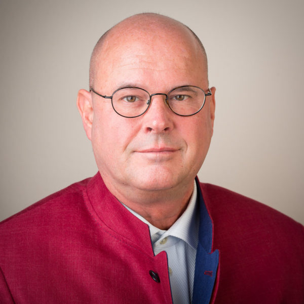 gesundheit_sn's tweet photo. Sachsens @Hartmannbund-Chef Dr. Lipp: Mir kann niemand erklären, warum eine in der Apotheke erbrachte Beratung mit einem Vielfachen von dem vergütet wird, was Kassenärzte für die identische Leistung erhalten; https://t.co/AVAOlReFNO https://t.co/gN5iCxVrlk