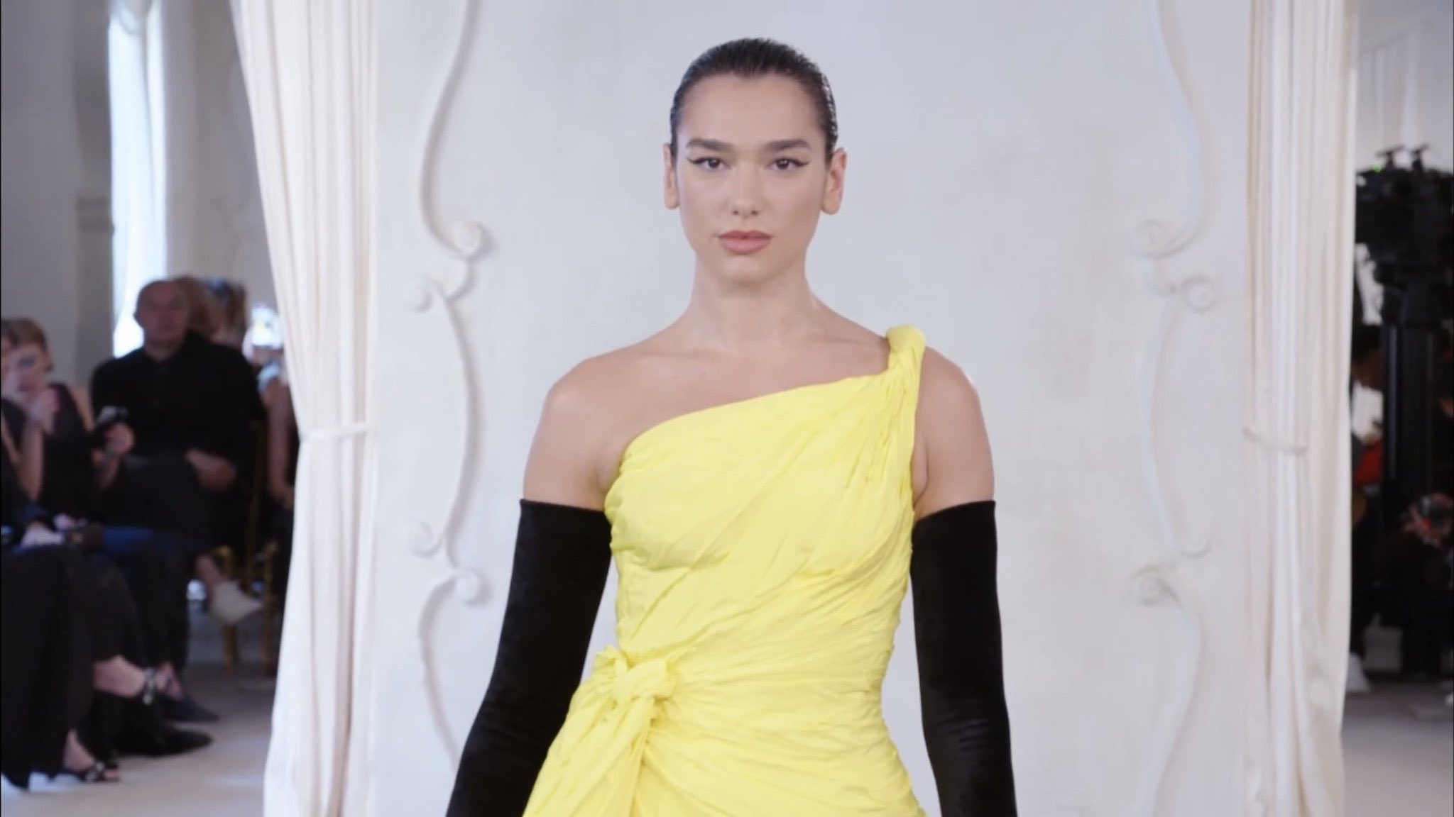 The Fashion Talk on Twitter: "Dua Lipa au défilé Balenciaga Haute