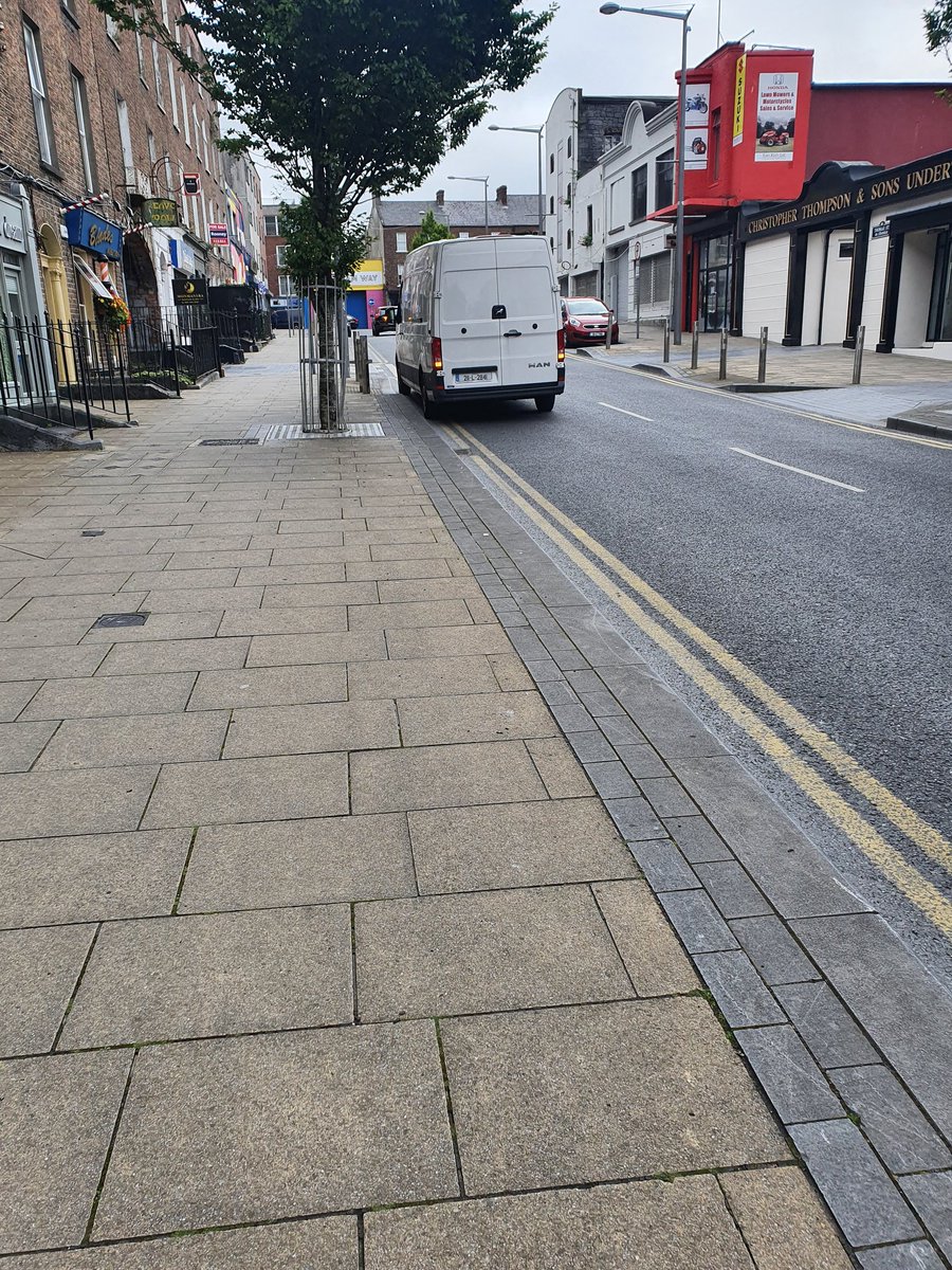 BadParkingLK's tweet photo. New traffic flow in #ThomasSt one way system in place due to illegal parking @Live95Limerick @aaroadwatch @LimerickCouncil @GardaTraffic #badparkinglk #YPLAG #ThinkBeforeYouPark https://t.co/ViRhiiQJoc