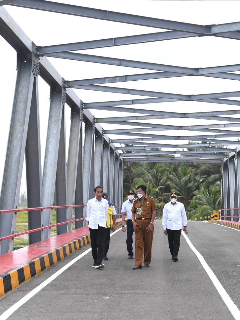 Jalan Nasional Lingkar Nias dan Jembatan Idano Sibolou. Dua infrastruktur yang saya tinjau ini, dibangun di Kabupaten Nias Barat, Sumatra Utara untuk membuka keterisolasian wilayah barat dan utara Nias, juga bagian dari upaya mengurangi kemiskinan ekstrem di daerah tertinggal.