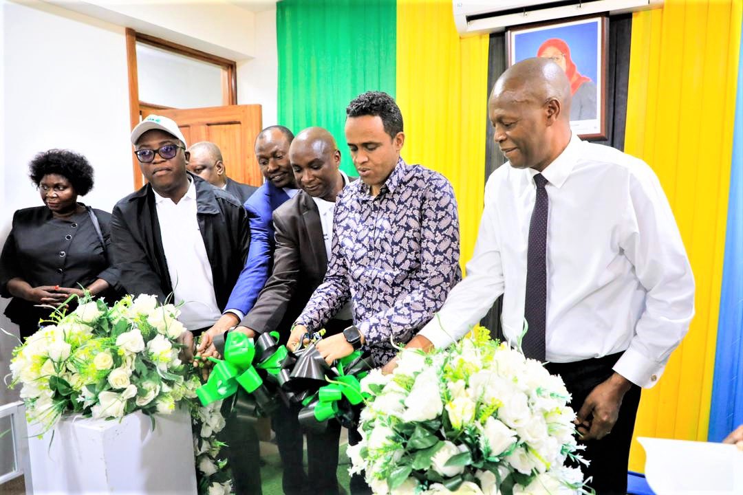 HusseinBashe's tweet image. Tumeanzisha rasmi kituo cha huduma kwa wateja wa Sekta ya Kilimo.
Lengo ni kutoa nafasi kwa Wakulima, Wauzaji wa pembejeo, na Watoa huduma wengine kwenye mnyororo wa thamani wa kilimo kupiga simu bure ili kupata taarifa za kilimo na majibu ya kila changamoto wanayokutana nayo.