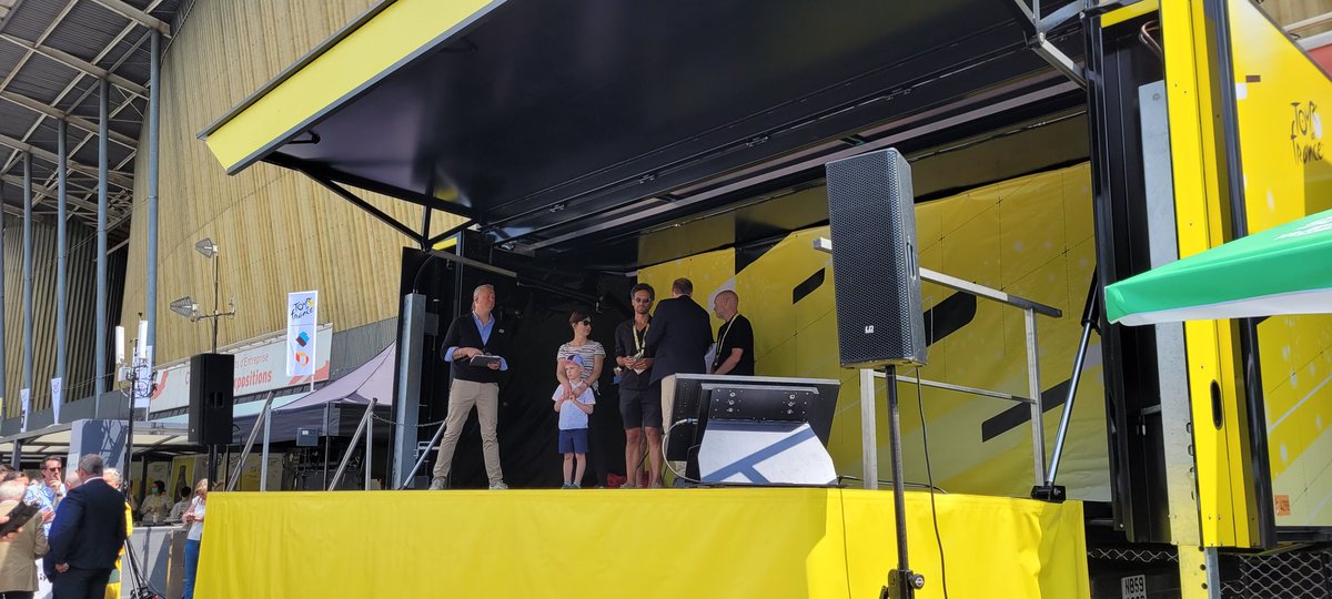 A beautiful tribute to Richard Moore this morning and a wonderful gesture from Jumbo-Visma giving his son a yellow jersey from Wout van Aert.