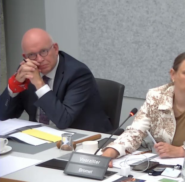 Minister Staghouwer draagt een #boerenzakdoek om zijn pols in het debat Tuinbouw &amp; Visserij. Opmerkelijk statement, maar ook goed dat hij dit zo laat zien. Nu nog de daden.