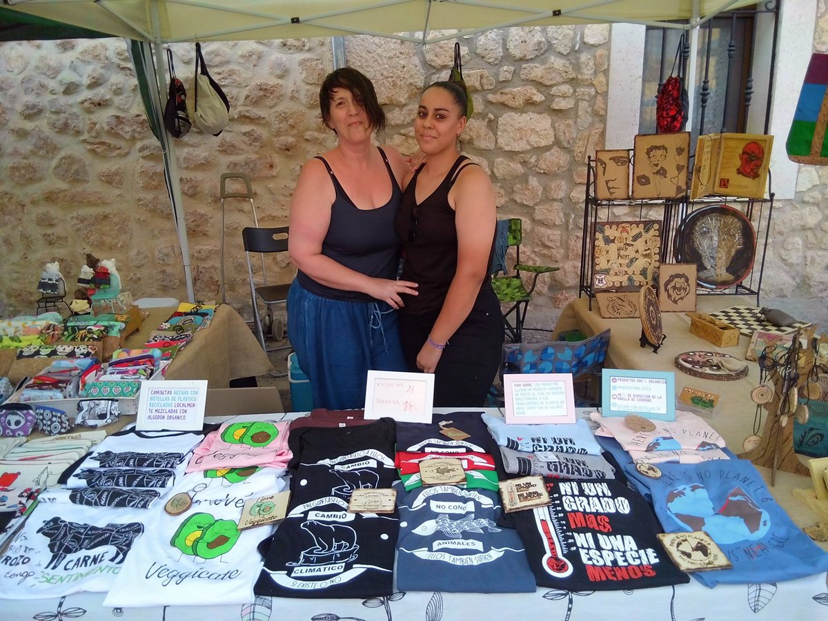 VDVRockFest's tweet image. Empezamos, a presentaros los puestos de nuestro mercadillo. En primer lugar, nos acompañarán @ElOmbuArtesania   y Las manos de Anyël  dos puestos de artesanía. El primero más de productos en madera y pirografía y el segundo de artesanía de productos gamer y  comic. 
#artesania