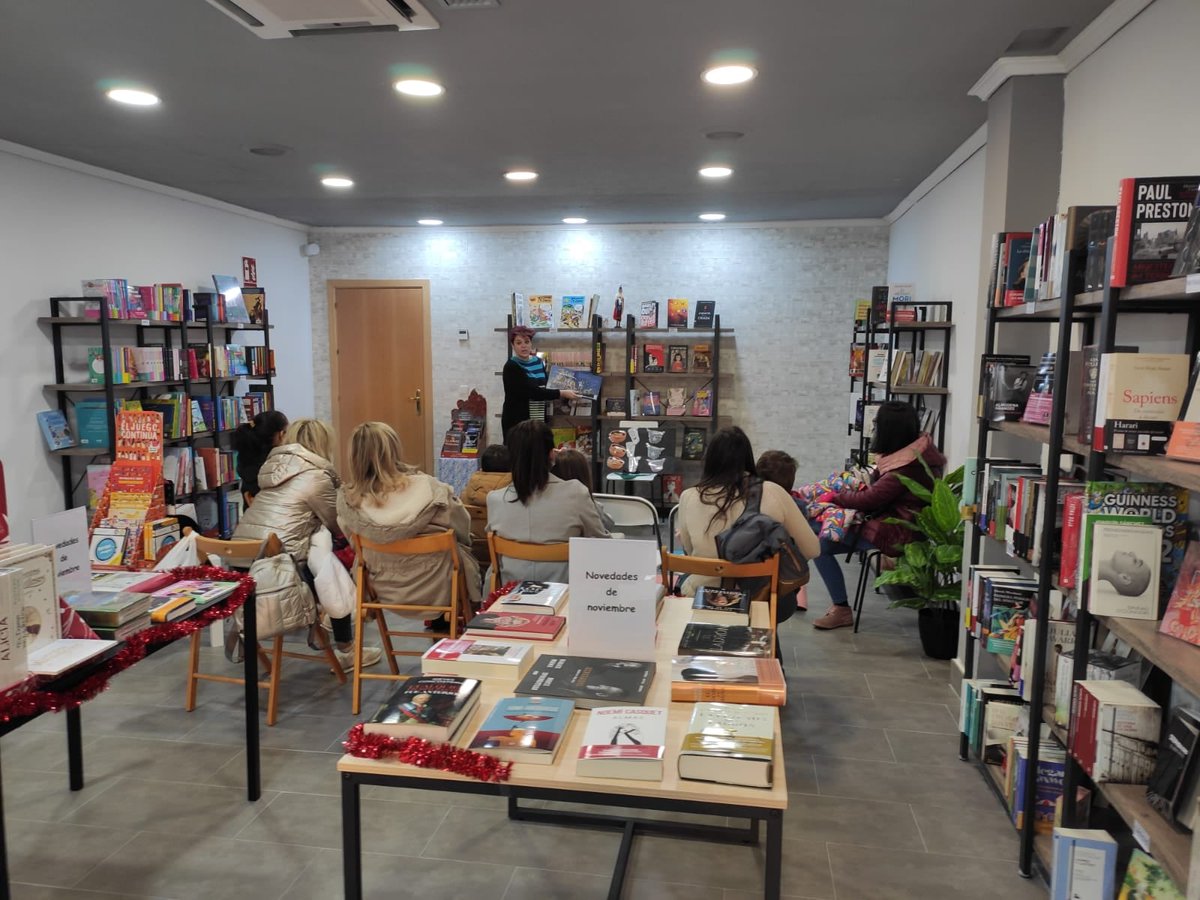 VDVRockFest's tweet image. Seguimos presentando los puestos de nuestro mercadillo. El segundo que nos acompañará es @DelirioHidalgo , una librería moderna con gran variedad de géneros y tienda online.

eldeliriodelhidalgo.com/es/

Valdevarnés, Castilla y León, Spain 

#libreria 
#artesania
#historias
#musica