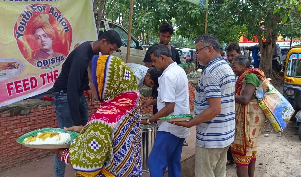 Yfaodisha's tweet photo. #YouthForAction in Action
#YfaFeedTheNeedy
#Day24

ଆଜି Youth For Action  ର ରାଜ୍ୟ ସଂଯୋଜକ Debasis Nayak  ଙ୍କ ଉପସ୍ଥିତି ରେ ଭୁବନେଶ୍ୱର ର ରେଳ ଷ୍ଟେସନ ଠାରେ ମଧ୍ୟାହ୍ନ ଭୋଜନ ବଣ୍ଟନ କରାଗଲା। https://t.co/2UPfhKYWXV