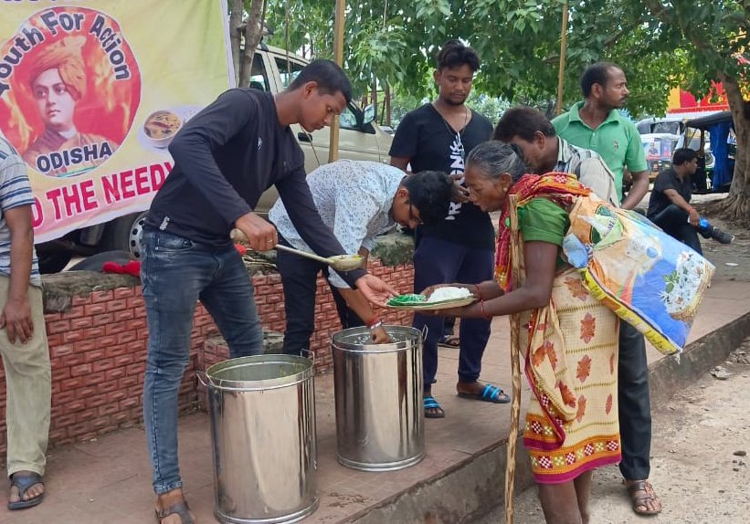 Yfaodisha's tweet photo. #YouthForAction in Action
#YfaFeedTheNeedy
#Day24

ଆଜି Youth For Action  ର ରାଜ୍ୟ ସଂଯୋଜକ Debasis Nayak  ଙ୍କ ଉପସ୍ଥିତି ରେ ଭୁବନେଶ୍ୱର ର ରେଳ ଷ୍ଟେସନ ଠାରେ ମଧ୍ୟାହ୍ନ ଭୋଜନ ବଣ୍ଟନ କରାଗଲା। https://t.co/2UPfhKYWXV