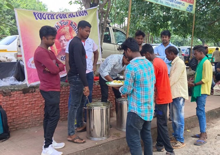 Yfaodisha's tweet photo. #YouthForAction in Action
#YfaFeedTheNeedy
#Day24

ଆଜି Youth For Action  ର ରାଜ୍ୟ ସଂଯୋଜକ Debasis Nayak  ଙ୍କ ଉପସ୍ଥିତି ରେ ଭୁବନେଶ୍ୱର ର ରେଳ ଷ୍ଟେସନ ଠାରେ ମଧ୍ୟାହ୍ନ ଭୋଜନ ବଣ୍ଟନ କରାଗଲା। https://t.co/2UPfhKYWXV