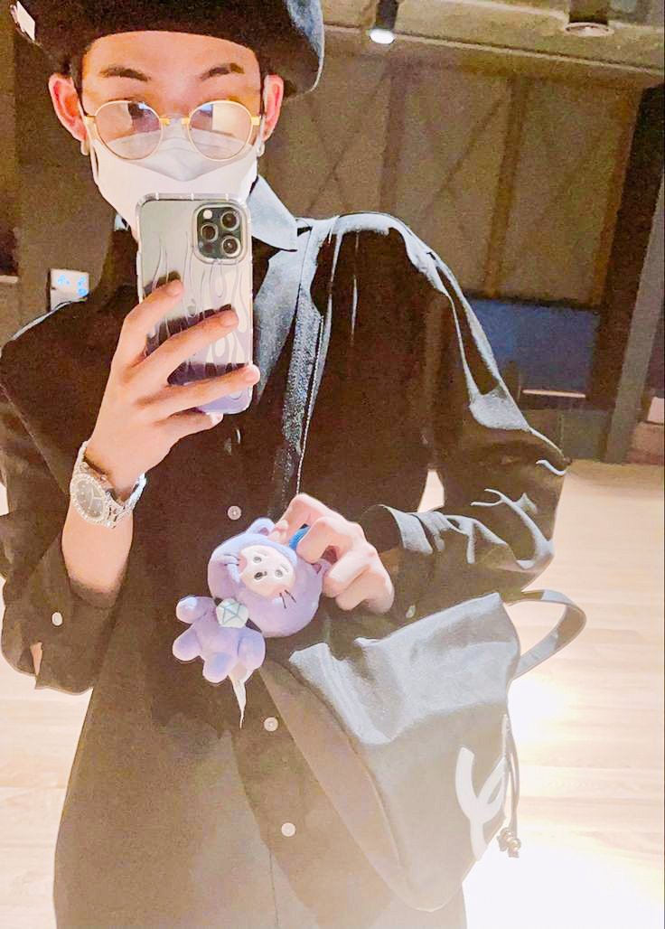 teumerolls's tweet image. i dont have any plans to join the #TMSD since i dont take that much picture of myself but, i found this picture of myself on my gallery and it's kinda similar to hyunsuk's outfit so here it is. my first, i guess? 💙🌷

#TreasureMakerSelcaDay #TREASUREMAKERS #treasure #rollsoftmsd