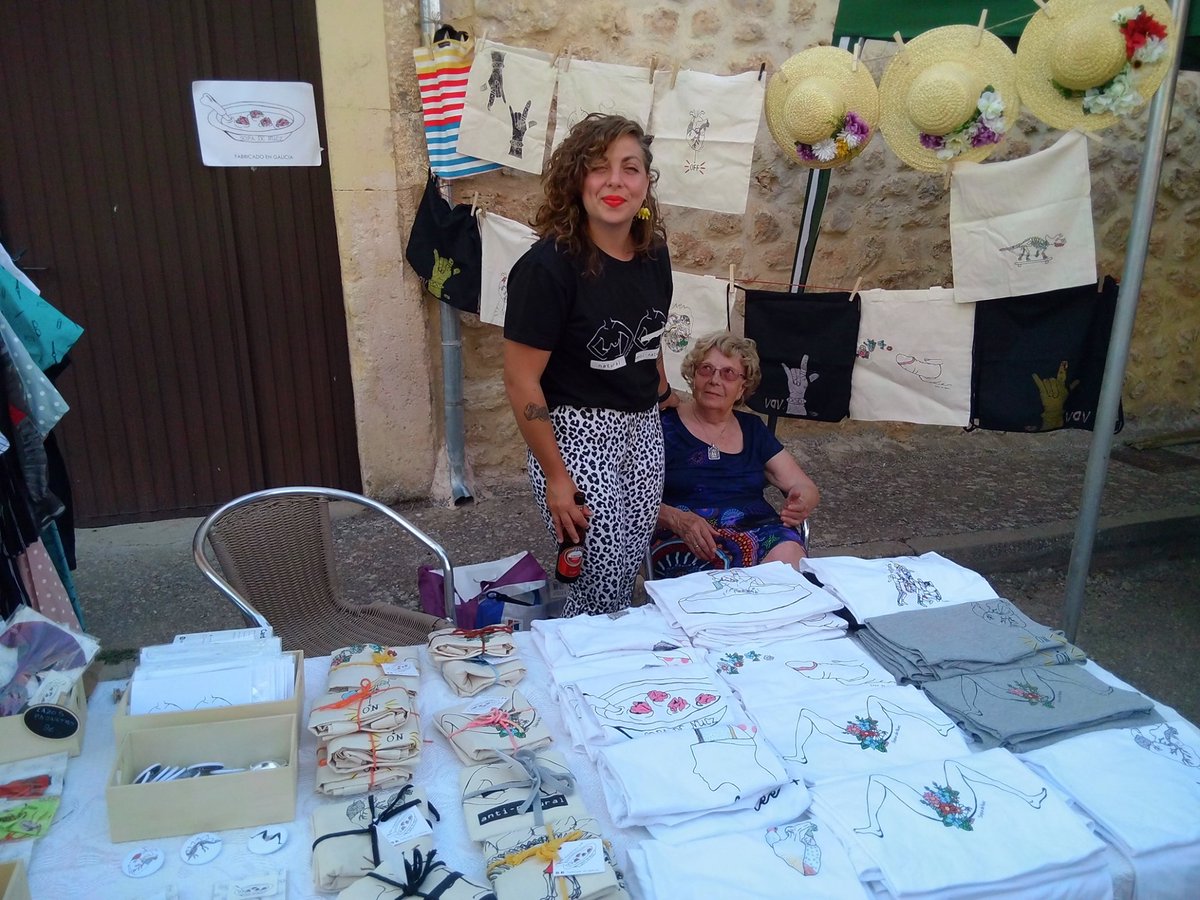 VDVRockFest's tweet image. Esto no para y os presentamos otro de los puestos de nuestro mercadillo. El tercero que nos acompañará es sopa de Nuez, una tienda de ropa que diseña nuestra amiga Vero, gallega y de Valdevarnés, sus diseños son modelos atemporales cargados de diversión 
sopadenuez.com