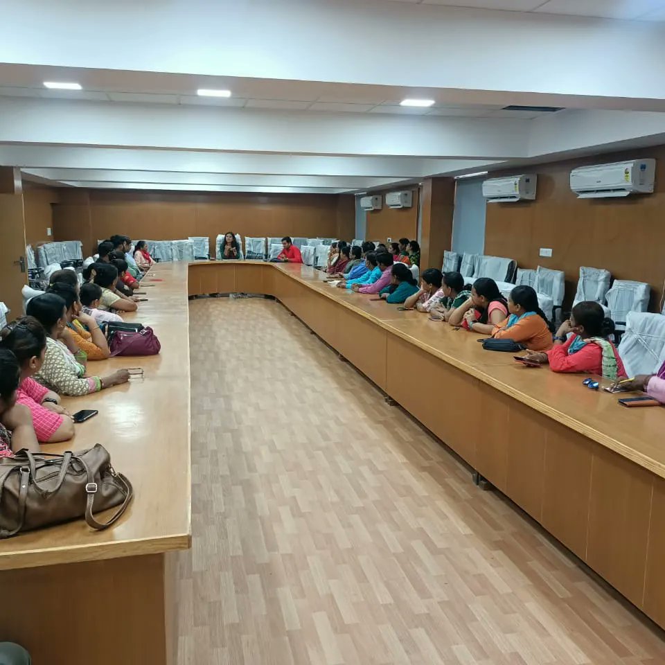 Sayajigunj142's tweet photo. 142- સયાજીગંજ વિધાનસભા મતવિસ્તારના બીએલઓ તથા સુપરવાઈઝરશ્રીઓને આગામી સમયમાં થનાર SSR-૨૦૨૨ મા કરવાની થતી કામગીરી તથા ફોર્મ માં થયેલ સુધારા અંગે માર્ગદર્શન આપવામાં આવ્યું તથા GARUDA App ની તાલીમ આપવામાં આવી.
@CEOGujarat
@DEOVADODARA 
#Gujarat #BLOTraining #CEOGujarat #SSR2022 https://t.co/soK5JlAWAE