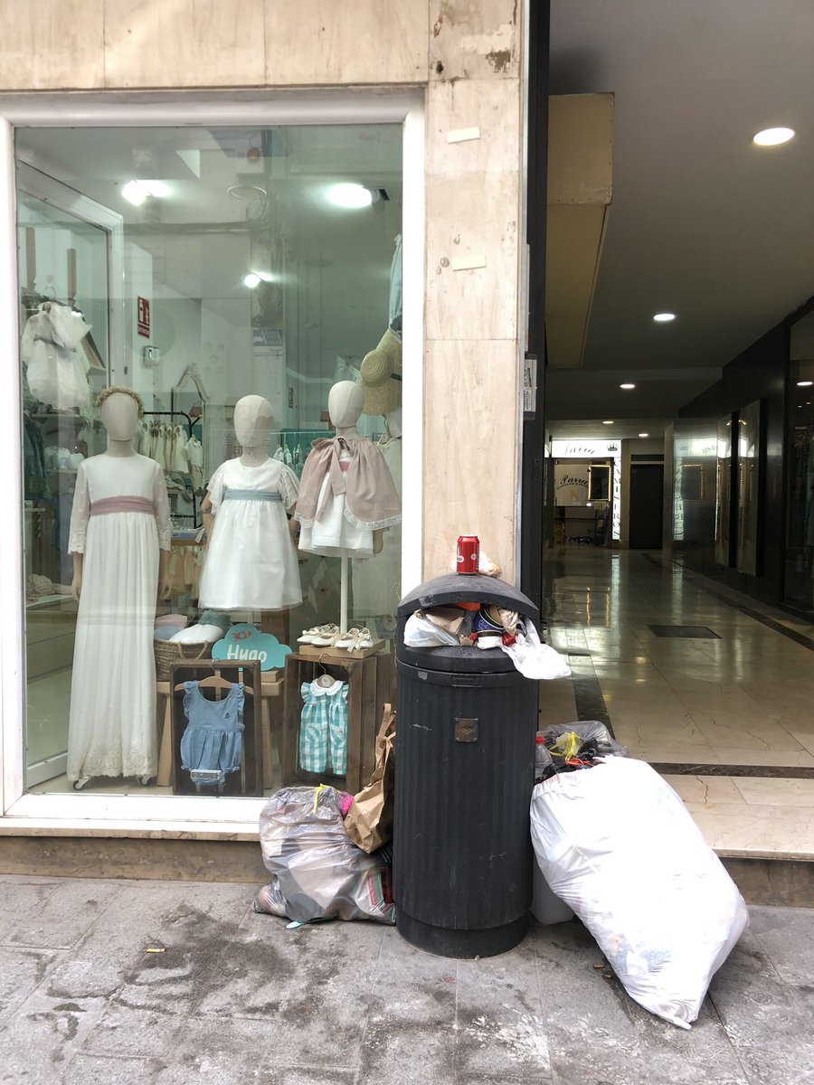 SuarezRicardo's tweet photo. La suciedad y el abandono de Sevilla unos de los “atractivos”turísticos de la ciudad 

C/ Cuna, Sevilla, 13:30. 
@jlsanzalcalde https://t.co/8WIBnAKBvm