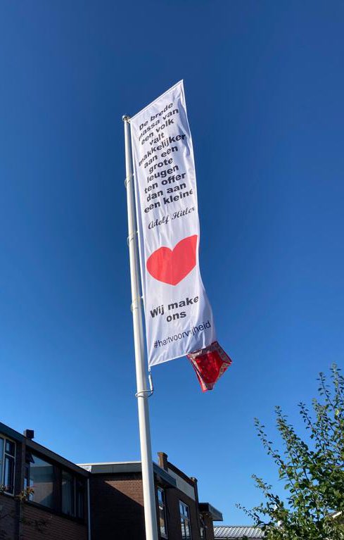 Je zal maar Joods zijn, je familie door Hitler vermoord in de kampen, en dan langs deze vlag rijden. 

Met een quote van Hitler en een rode zakdoek.

Ik zeg het maar weer eens. 

Vergelijkingen met de #holocaust en #jodenvervolging.

Onnodig. Pijnlijk. Kwetsend.