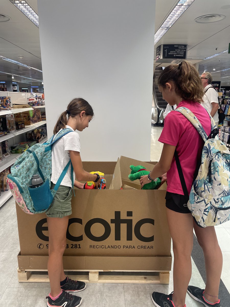 Aunque ya queda poco para que finalice #ComparteyRecicla aun puedes acercarte a #ElCorteIngles  #Hipercor #MailBoxes y llevar tus juguetes.
Gracias a su apoyo  podremos llegar a muchos niños esta Navidad.