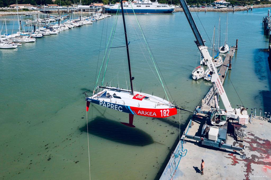 [MISE À L'EAU⛵]
Il y a quelques instants, le premier bateau Paprec Arkéa skippé par <a href="/yoannrichomme/">Yoann Richomme</a> a été mis à l’eau ! Ce nouveau Class40 permettra notamment à Yoann d’aller défendre son titre sur la @routedurhum en novembre prochain.

© photo - Olivier Blanchet

#PaprecArkea