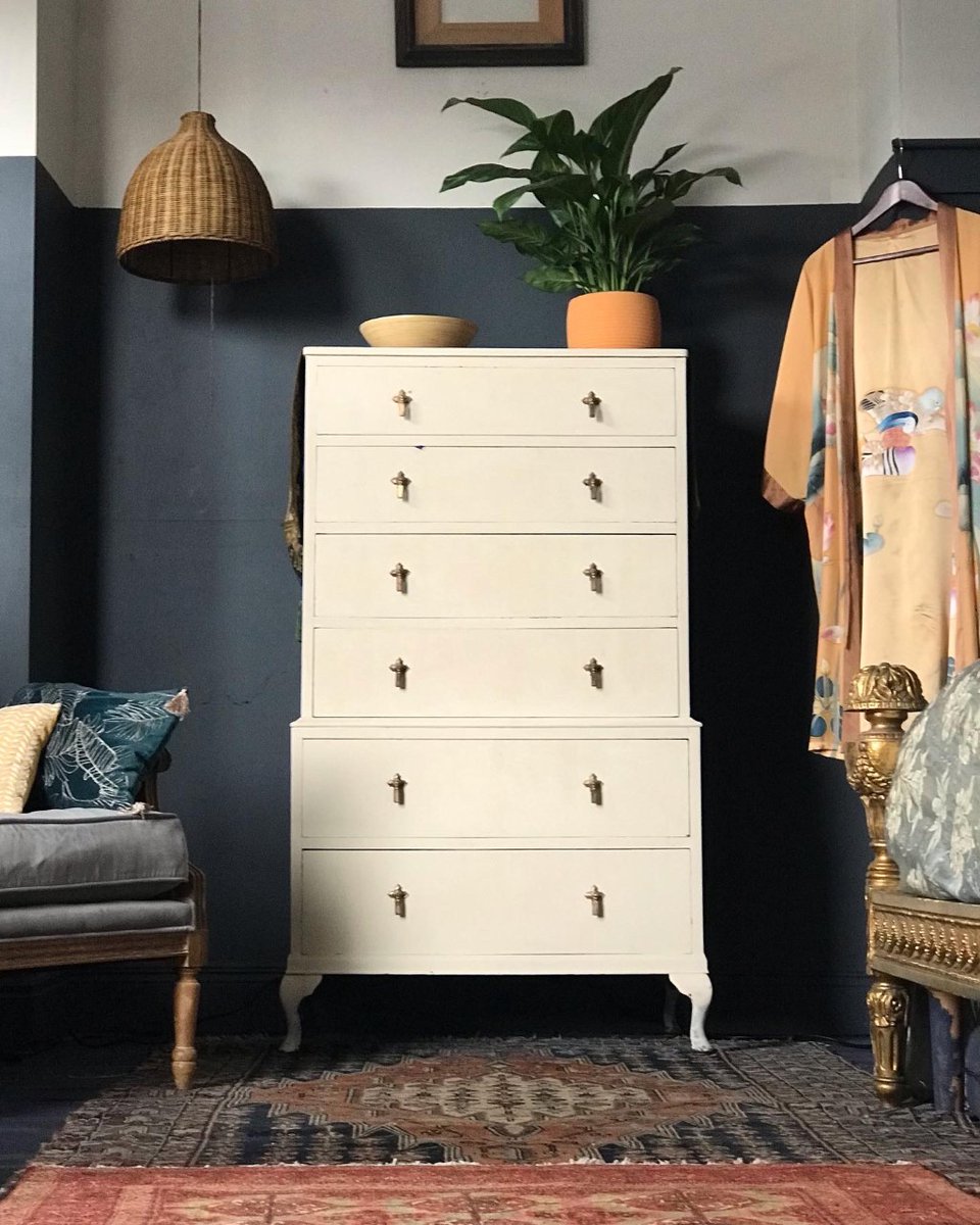 chalkpaint's tweet image. #ChalkPaint in #OldOchre is the perfect warm off-white for your walls and furniture. Here, (IG)@mybelfasthouse has used the hue perfectly to bring some warmth to their statement walls.