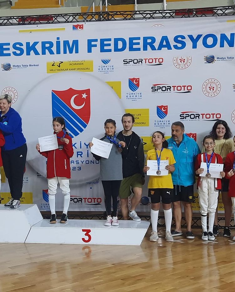 Sivas’ ta gerçekleşen Türkiye Şampiyonasında, U10 Kız Flöre kategorisinde sporcumuz Toprak Öğün 6. olmuştur. Sporcumuzu ve antrönörümüzü tebrik eder, başarılarının devamını dileriz. 🏅🤺  #eskrim #flöre #foil