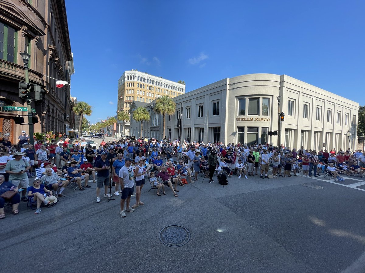 jtighe08's tweet photo. Dozens gather in downtown #Charleston #SouthCarolina for #DeclarationofIndepenance reading @ABCNews4 #chsnews #chs #4thofJuly https://t.co/QmvQeTtCDL