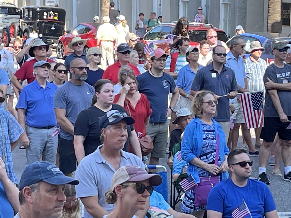 jtighe08's tweet photo. Dozens gather in downtown #Charleston #SouthCarolina for #DeclarationofIndepenance reading @ABCNews4 #chsnews #chs #4thofJuly https://t.co/QmvQeTtCDL