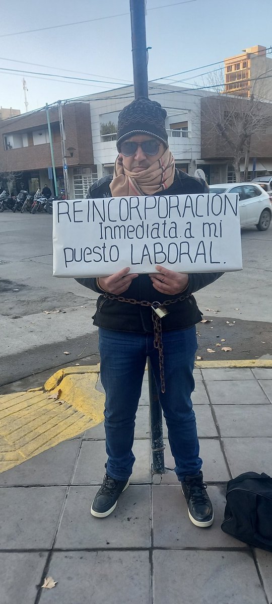darortn's tweet photo. Se encadenó en Casa de Gobierno reclamando ser reincorporado en su trabajo en Pilo Lil. Dice que lo acusaron de violencia de género de manera injusta. Está sin trabajo hace siete meses. https://t.co/qyo2SrEhYI