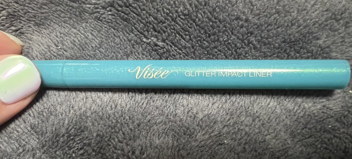 caz_blue_green's tweet photo. イヤリングカラーは仕事柄なかなか難しいけど、アイライナーならってこの色みつけて即買いして良かった💕
my heroの誕生日カラーに似てて、メタリックなニュアンスも良き❣️
涼しい目元を演出出来そうデス😌
My heroの髪色綺麗だったなぁ
my heroは今日もイケメン💘
#Soulcolor
#Blueciel
#chalkblue https://t.co/M6gccZoBkX