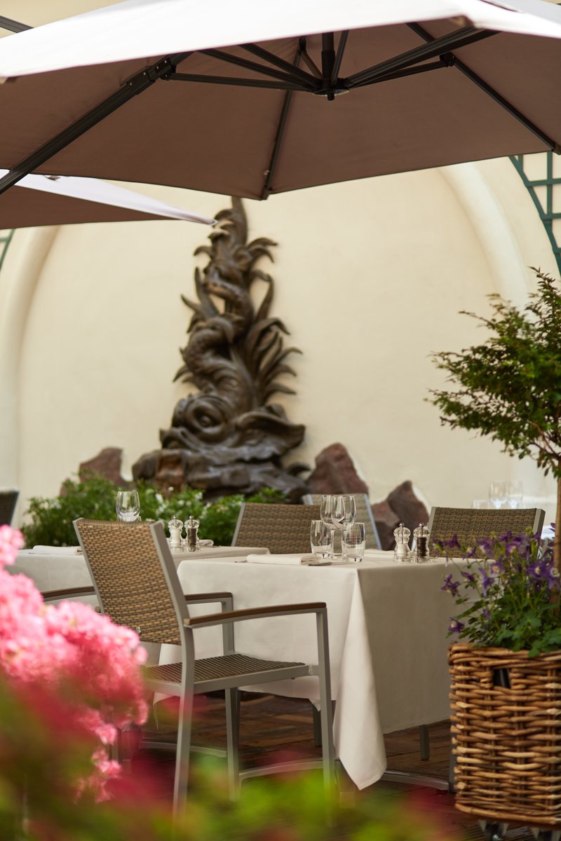 [Event] - The Fashion Week has officially begun in Paris 
•
[Evènement] - La Fashion Week a officialement démarré à Paris 
•
#hotelreginaparis #leshotelsbaverez #Preferred #rooftop #parisfashionweek #fashionweek #paris #frenchfamily #frenchhistory