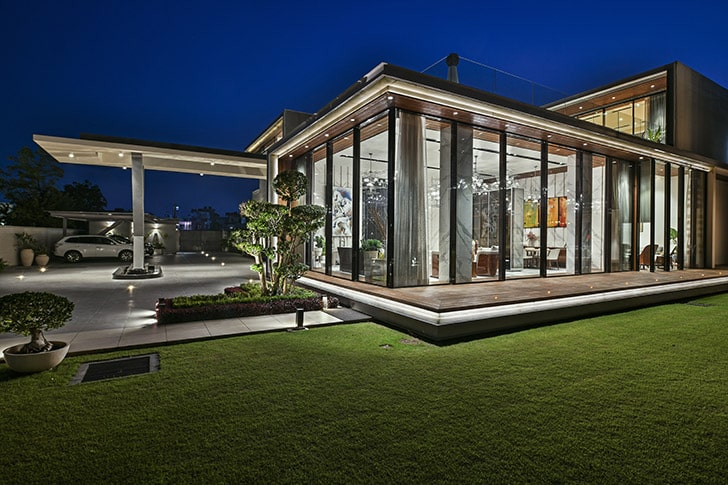 IndiaArtnDesign's tweet image. A staggered play of volumes finds expression right from the facade in this home by #42MMArchitecture, alluding to a layered approach to modernity that unfolds inside. bit.ly/42MMArch-IAnD