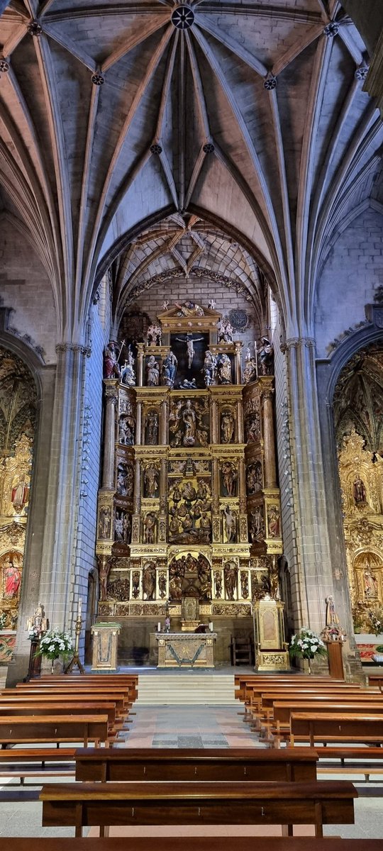 Retablo mayor, obra romanista de mediados del s XVI, realizado por el escultor Arnau de Bruselas, discípulo del aragonés Damián Forment. En él se narra la vida de Jesús, destacando en la calle central la Última Cena, el Árbol de Jesé o Genealogía de Cristo y la Asunción #Logroño