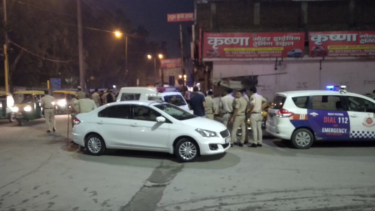 Rameshkr307's tweet photo. इस दुर्घटना के लिए दिल्ली सरकार और इसकी आबकारी नीति जिम्मेदार है.. ये हादसा @msisodia के घर के पास और उनके विधानसभा क्षेत्र में हुआ है.. एक के साथ एक फ्री शराब की वजह से हुआ... @ArvindKejriwal @AamAadmiParty https://t.co/drvkmAATzt https://t.co/3AQNqXeY6w