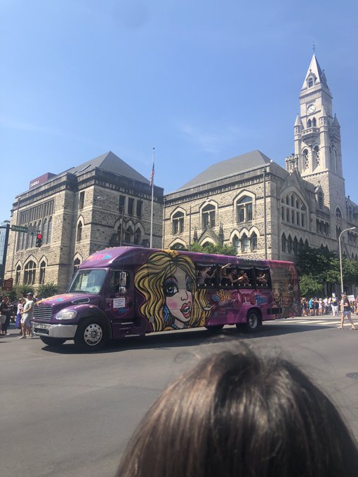 The collection of cool buses/cars spotted at pride ❤️💕 https://t.co/MG64kk4NJD<a href="/tag/chasitycage"class="tags"><span>#chasitycage</span></a>