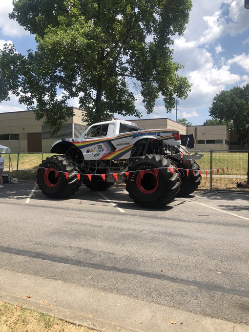 The collection of cool buses/cars spotted at pride ❤️💕 https://t.co/MG64kk4NJD<a href="/tag/chasitycage"class="tags"><span>#chasitycage</span></a>