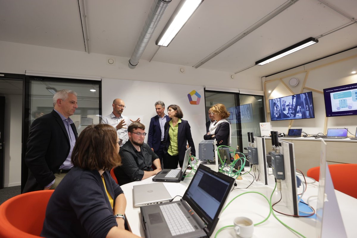 XavierPichonOBE's tweet image. Congratulations @Siemens_BeLux - it was good having you in our 5G Lab in Antwerp to test your device on our #5g stand-alone network #OrangeAhead #OrangeAdvancedTech