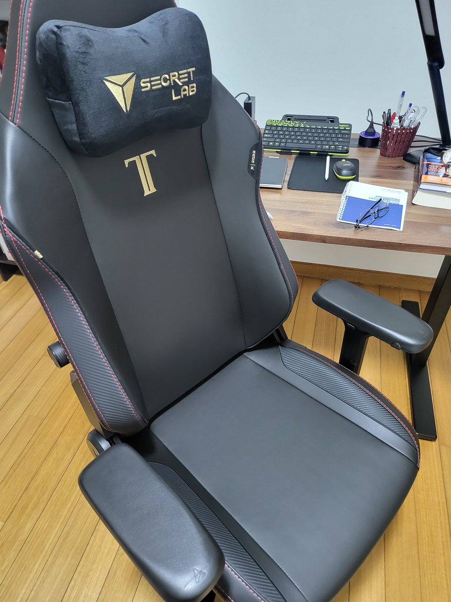Captain_Anara's tweet photo. My new #secretlab gaming chair for my home office. Paired with a #greyandsanders motorised table. https://t.co/x2mt04Hnd8