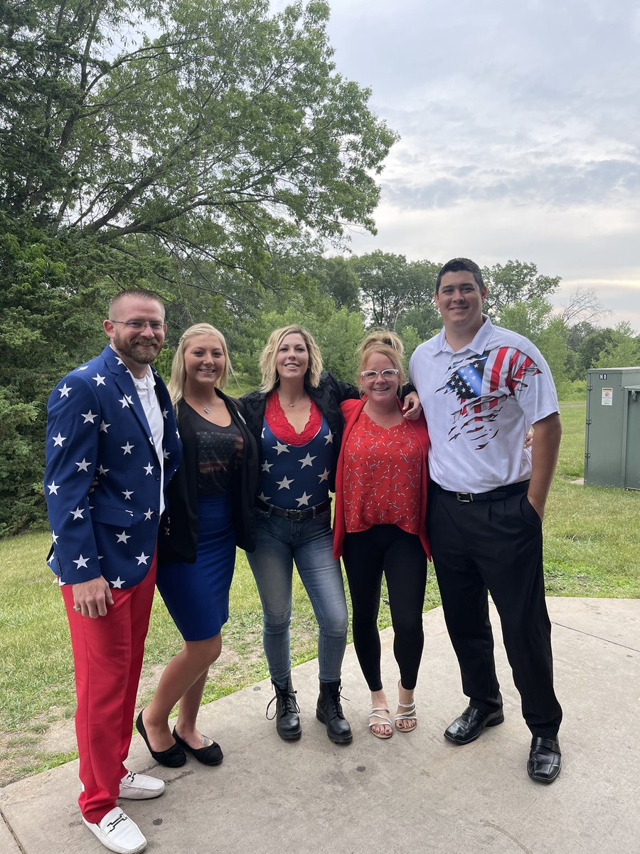 SmejkalAshley's tweet photo. Red, White and Bluegreen! Christmas Mountain representing the countryβs birthday with Christmas in July π€ We are the land of the free and the home of the brave!! πΊπΈ #midwestregion #bluegreentweets #christmasmountain #ChristmasInJuly https://t.co/rVALgOO3WB